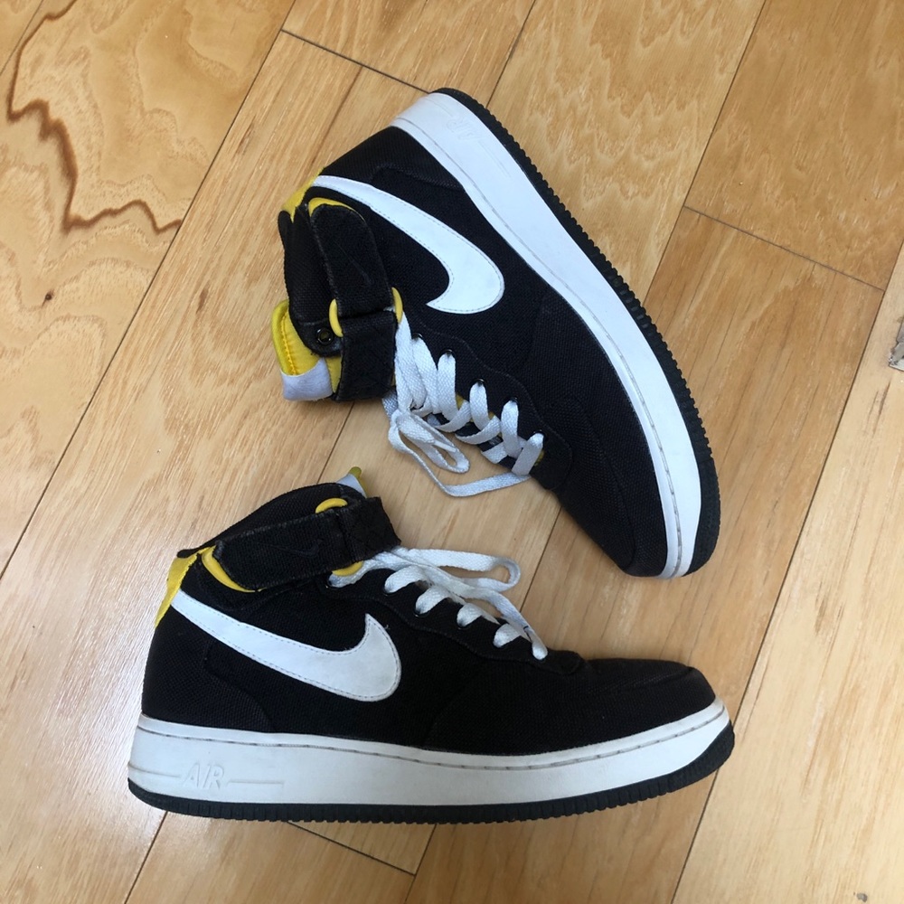 Nike AIR black white, yellow men size 8 new laces! Great condition!